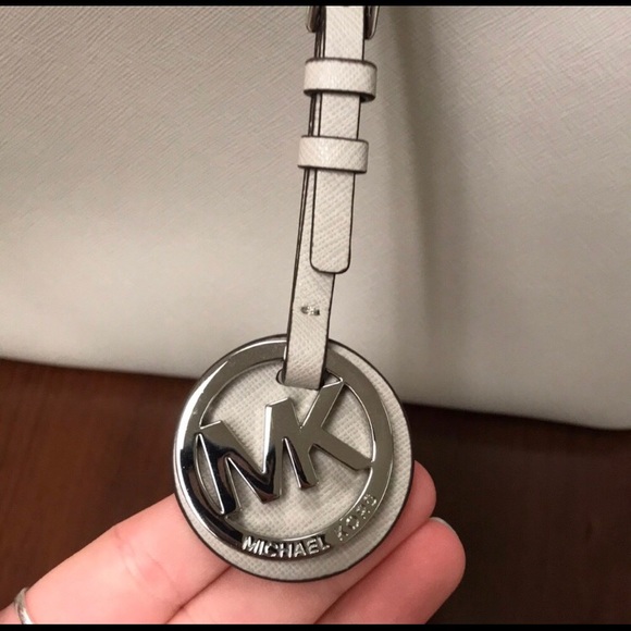 RE SELLING MICHAEL KORS TOTE NEW NEVER USED - Picture 2 of 6